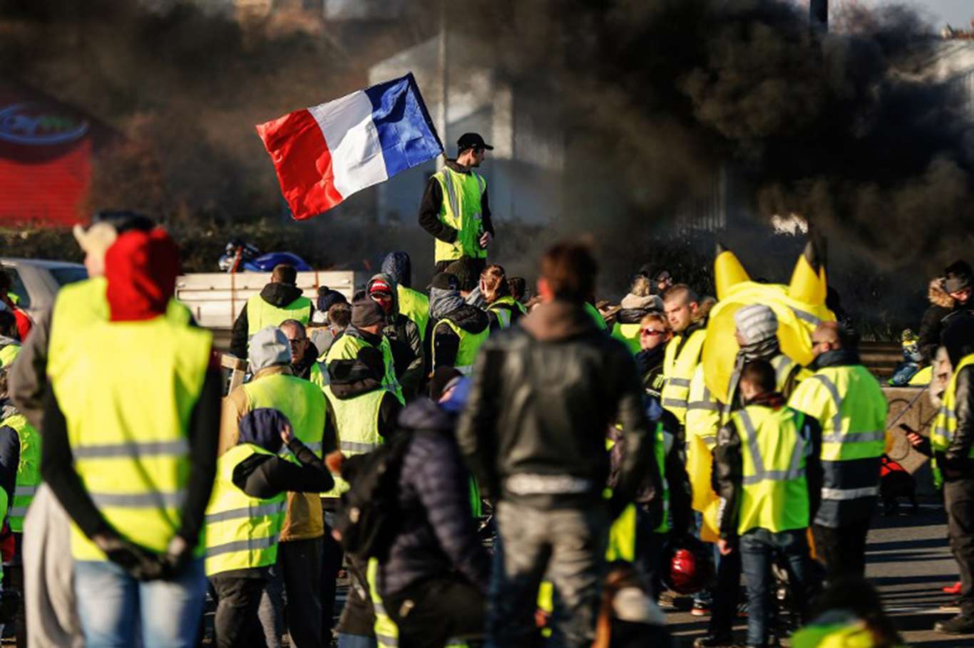 Fransa'da 103 "sarı yelekli" gözaltına alındı